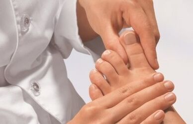 Medikuaren atzamarrak hanken onddoarekin aztertzen du